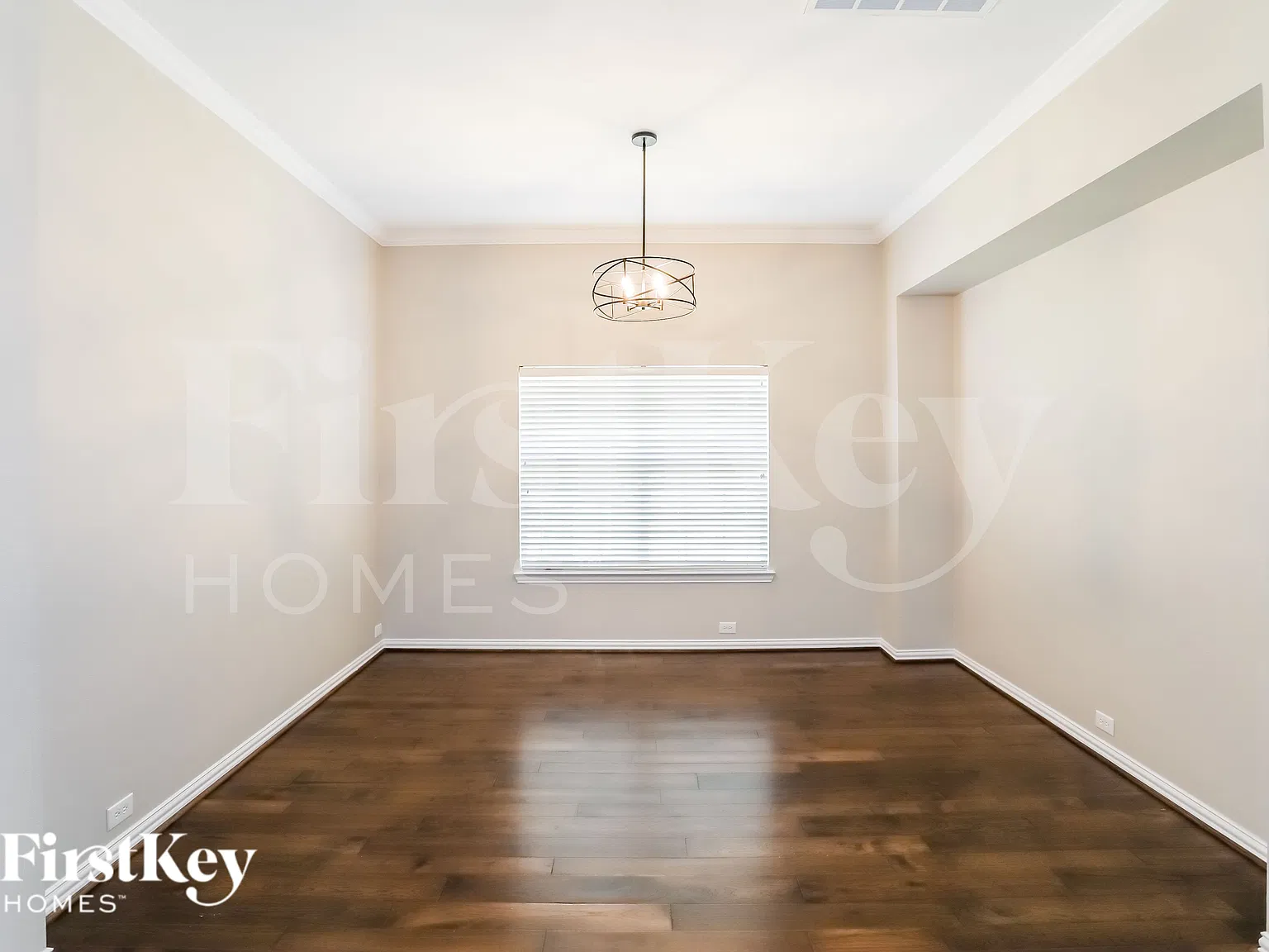 3 bed, 2.0 bath, 2744 sqft, $3,015 — Photo 4