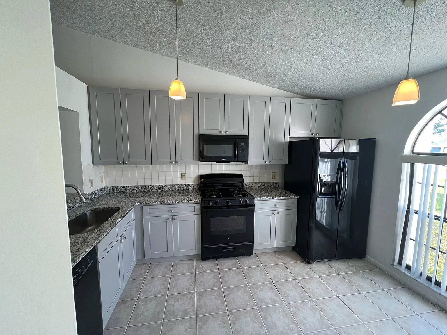 3 bed, 1328 sqft, $2,250 — Photo 4
