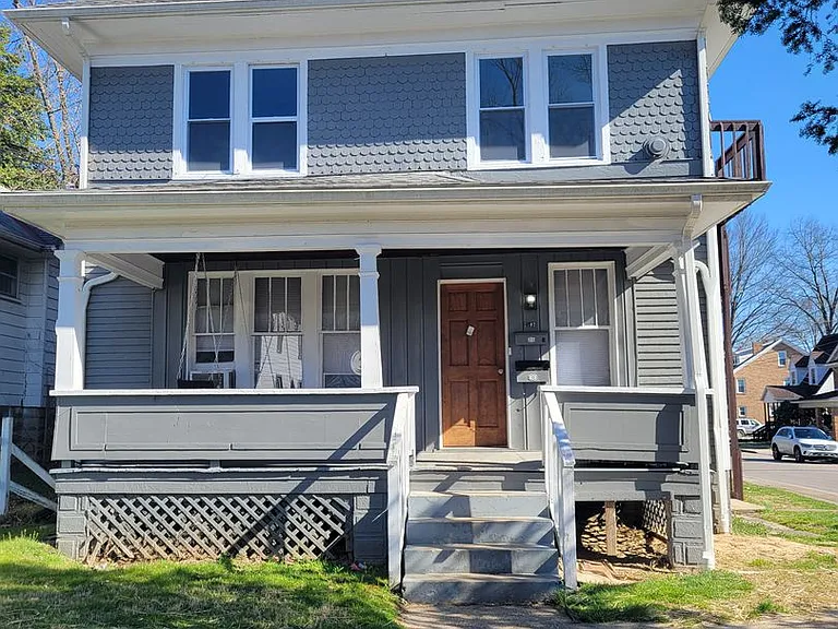 2502 Oak St — Photo 1