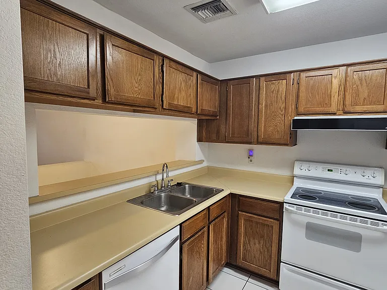 1961 N Hartford St #1021 — Photo 11