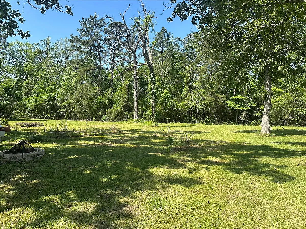 Photo 2 of 14 - 11685 W Small Oak Ln - Willis, TX Building Photo - 11685 W Small Oak Ln