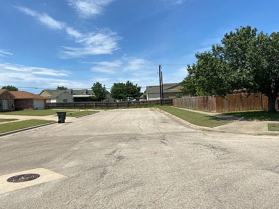 4th image of 3205 Christie Dr