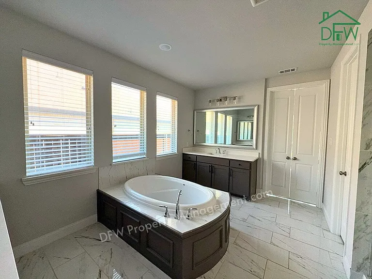 501 Upper Falls Ln — Photo 10