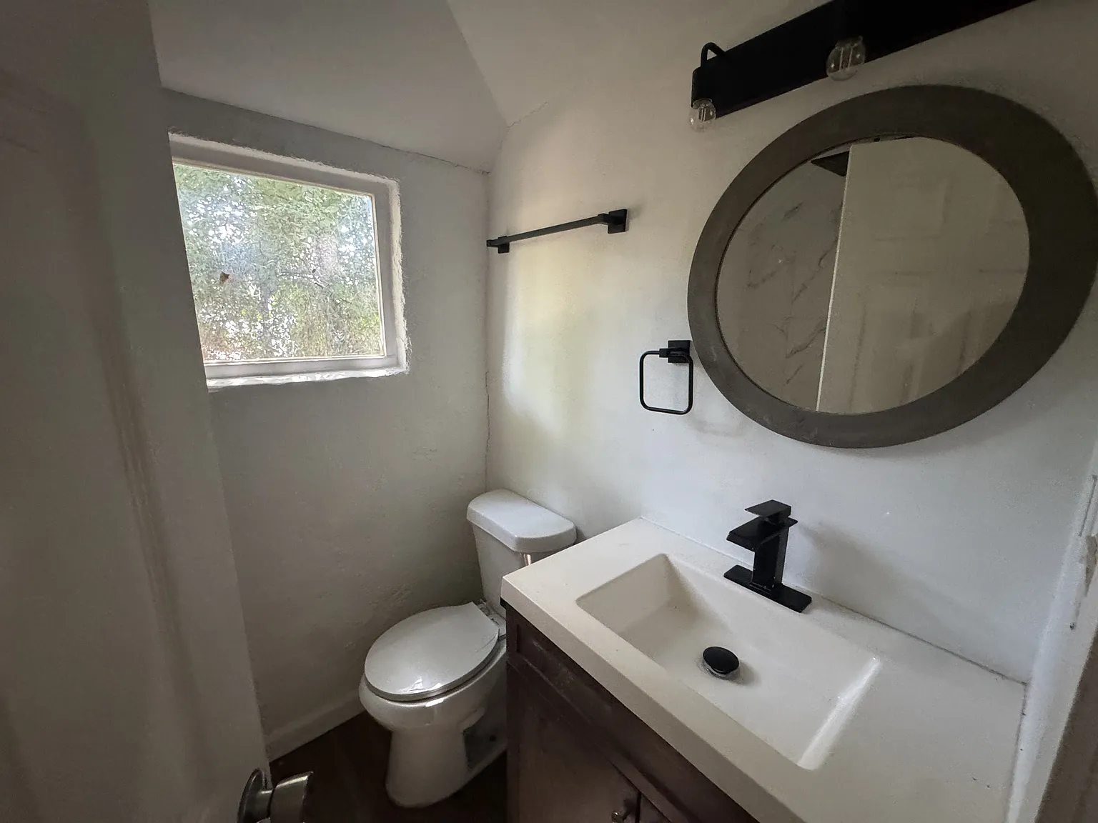 405 East North Street - B — Photo 2