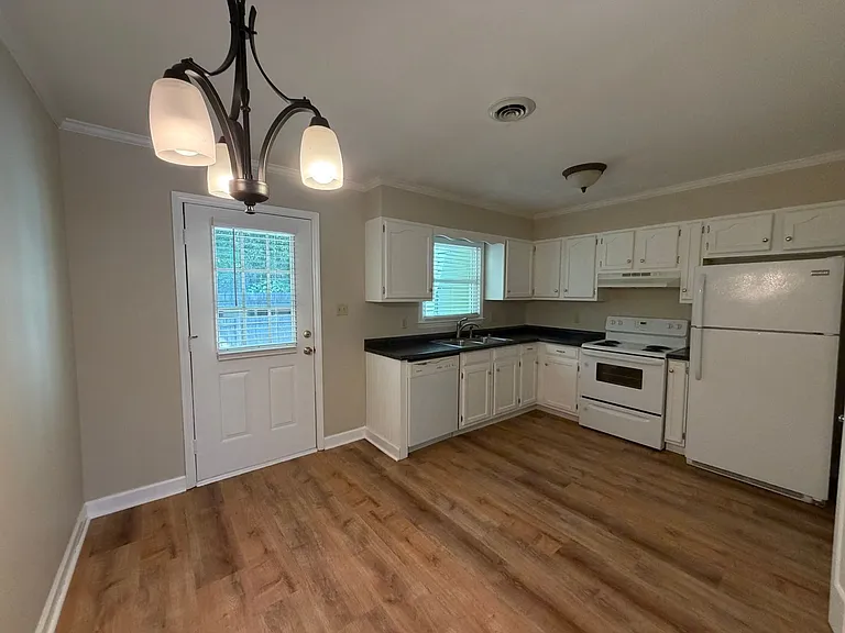 565 Cedarvilla Dr — Photo 5