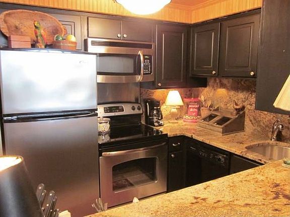 SS appls & granite counte