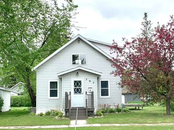 707 Center St E, Roseau, MN 56751
