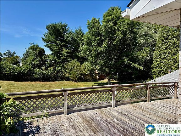 3rd image of 979 Dogwood Ln