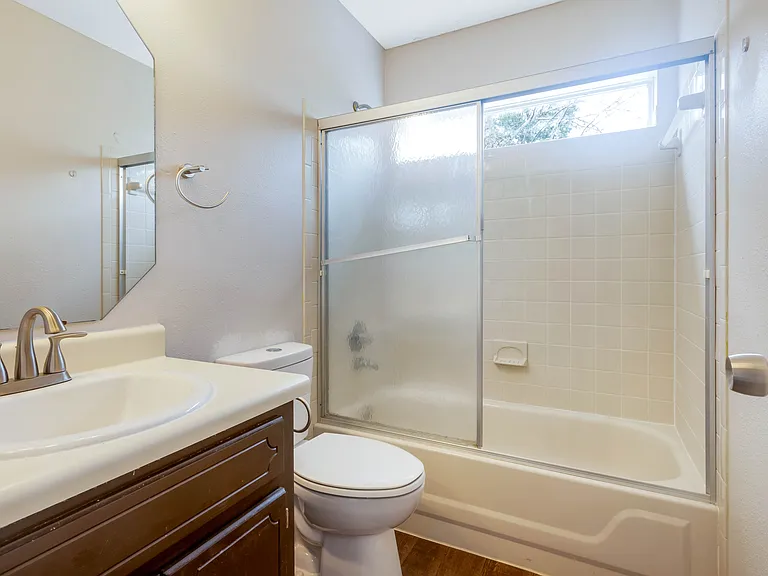2060 Cambridge Cir — Photo 17