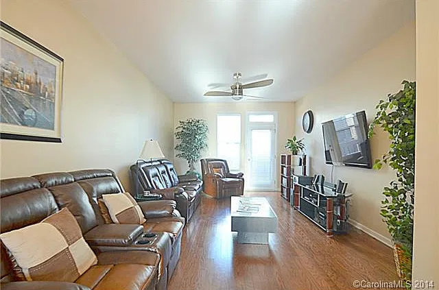 1666 Walnut View Dr — Photo 3