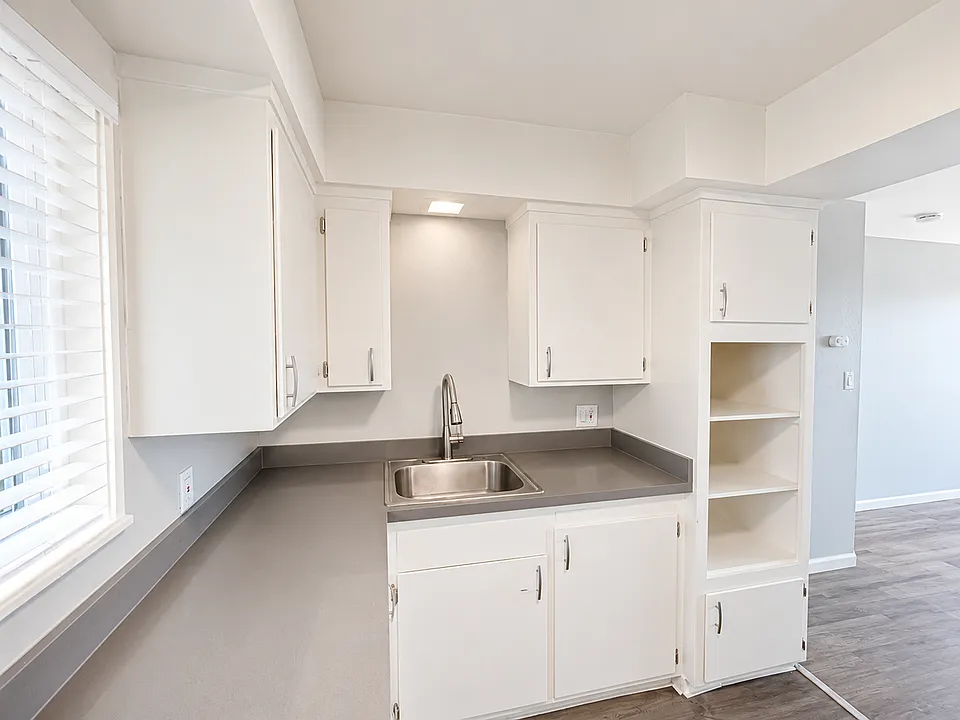 Courtside Apartments