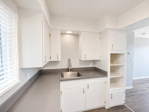 Courtside Apartments