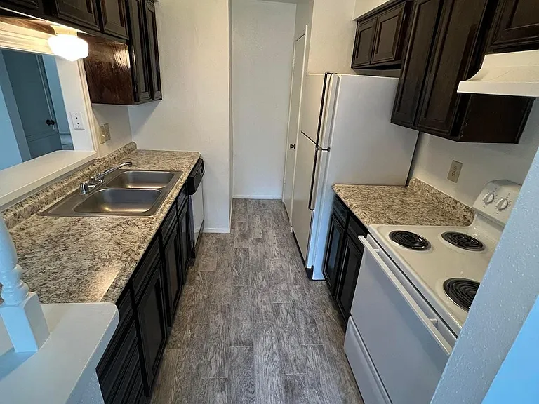 Pinewood Townhomes — Photo 22