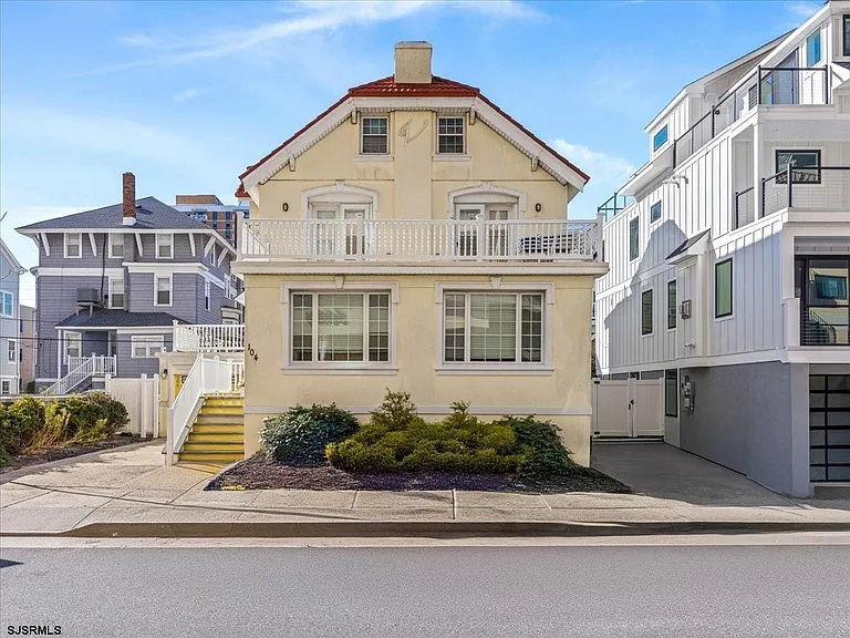 104 S Oakland Ave — Photo 1