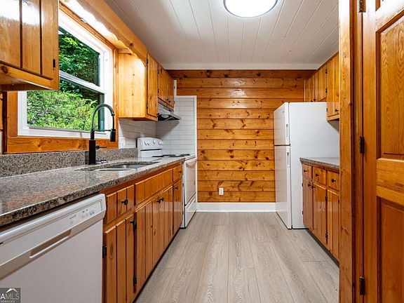 5th image of 225 Cherokee Cir