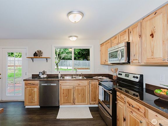 4th image of 611 NE Conifer Drive