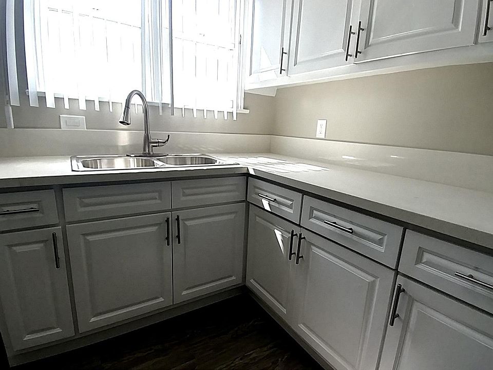 2nd image of 812 N Fuller Ave