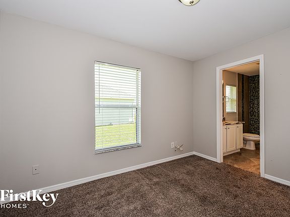 5th image of 915 NE 36th Ter