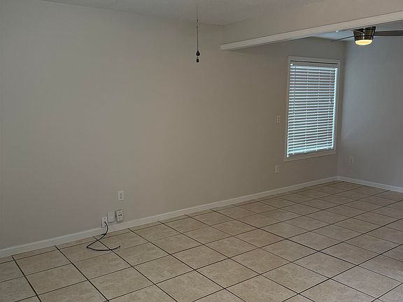 2nd image of 928 Poplar Leaf Rd