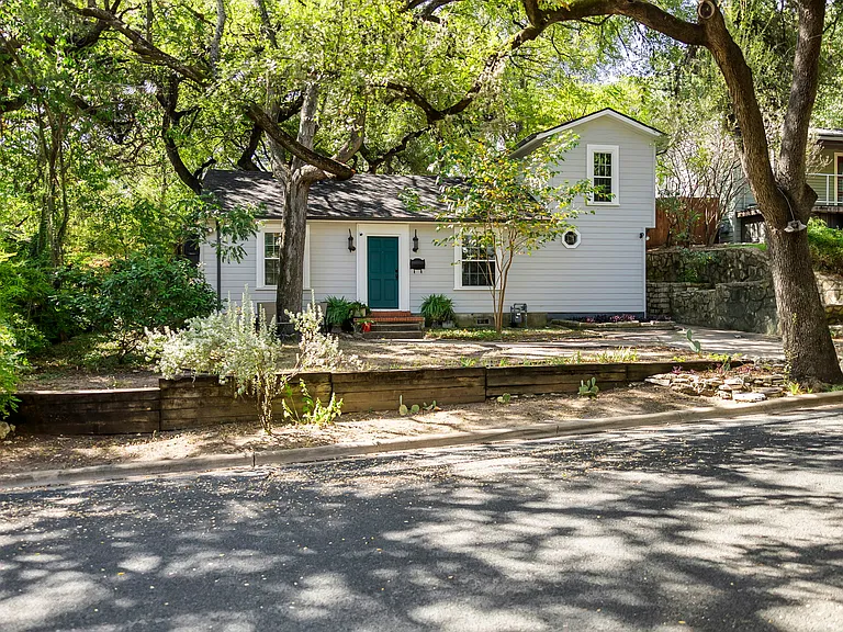 1015 Avondale Rd — Photo 2
