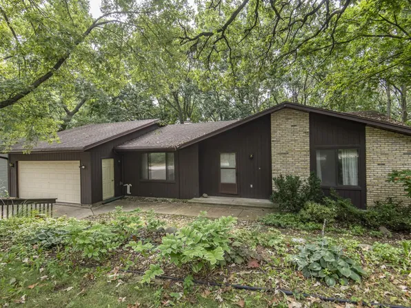 2225 Woodfield CIRCLE, Waukesha, WI 53188