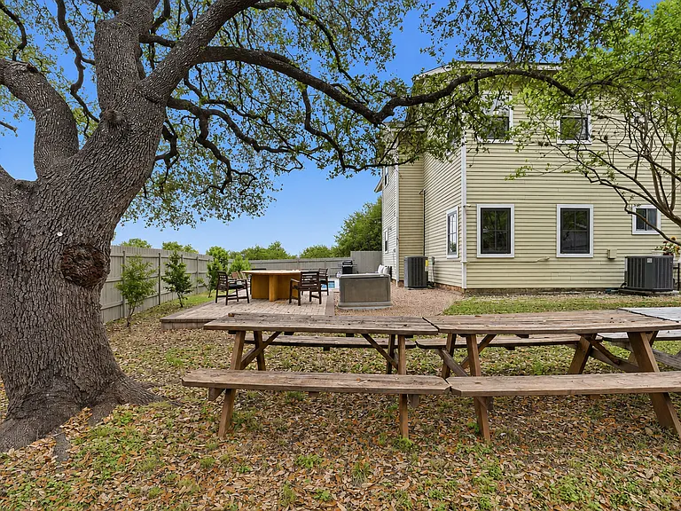 815 Annie St W — Photo 4