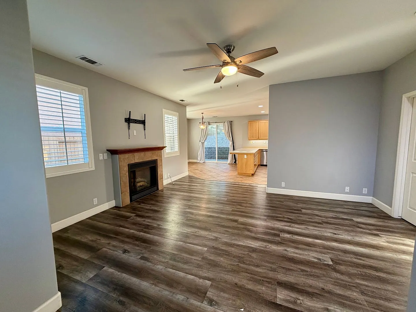 Beautiful 3 Bedroom 2.5 Bathroom Single Family Home Available 8/1/2026 **Do Not Disturb Tenants** — Photo 4