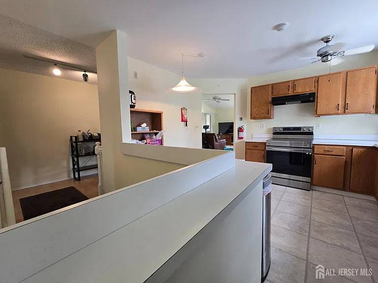 8 Glastonbury Dr — Photo 12