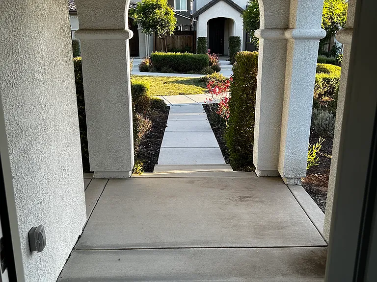 122 E McClintock Ln — Photo 2