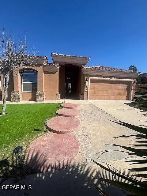 3 bed, 2.0 bath, 2085 sqft, $2,100 — Photo 2