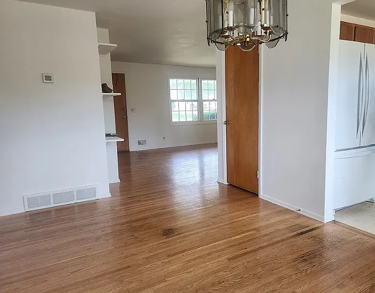 185 Jamestown Ter — Photo 2