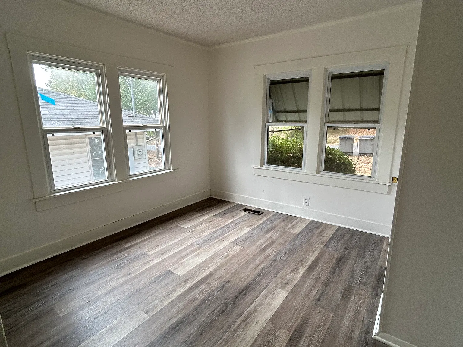 3 bed, 1090 sqft, $1,300 — Photo 3