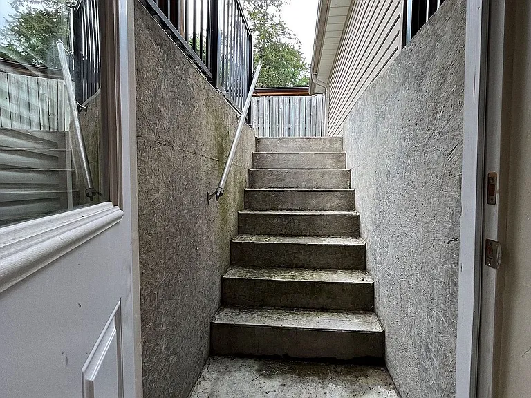 2 Leslie St #BASEMENT — Photo 7