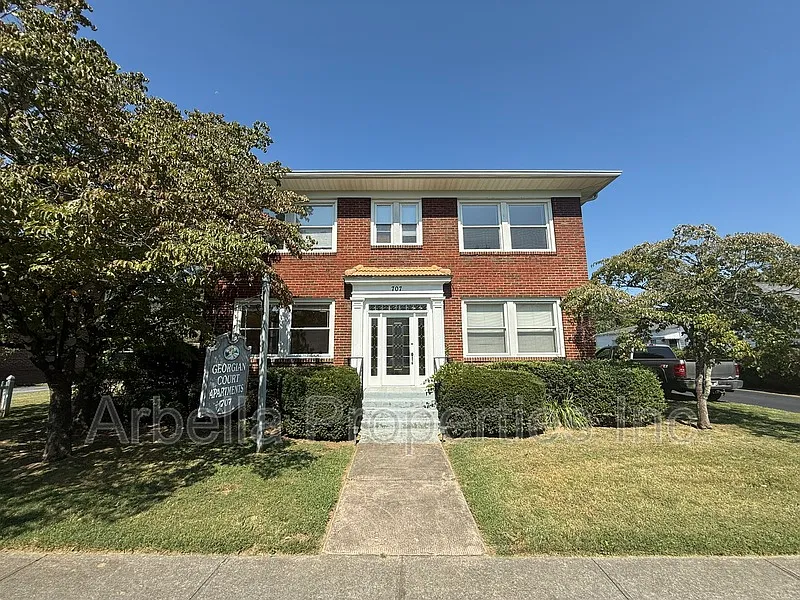 707 E Unaka Ave #1