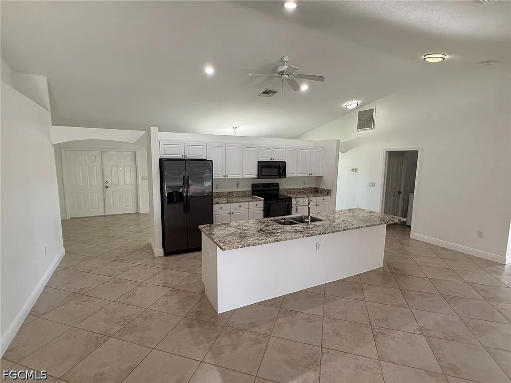 4 bed, 2.0 bath, 2020 sqft, $3,000 — Photo 3
