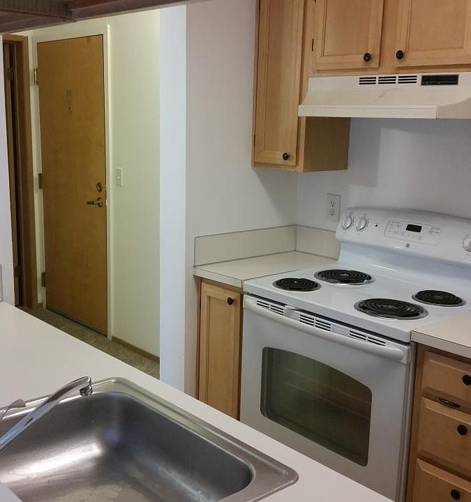 Kitchen with breakfast bar, lots of countrrspace!