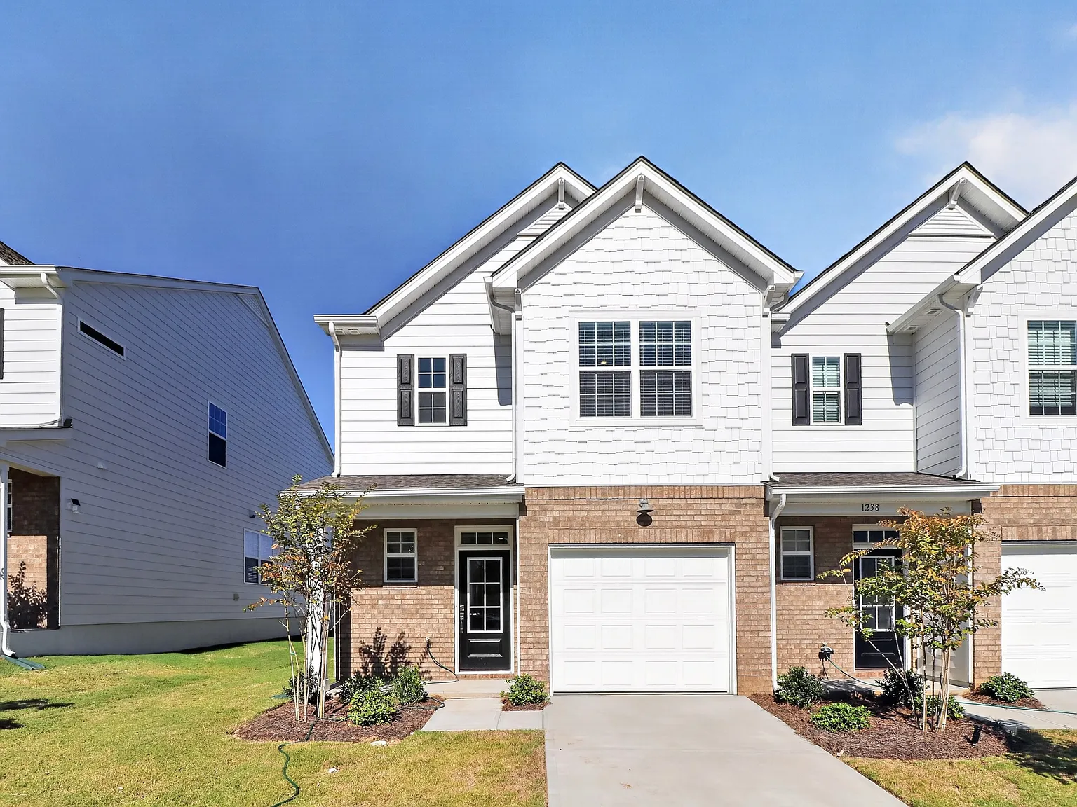 3 bed, 2.5 bath, 1700 sqft, $2,400 — Photo 2
