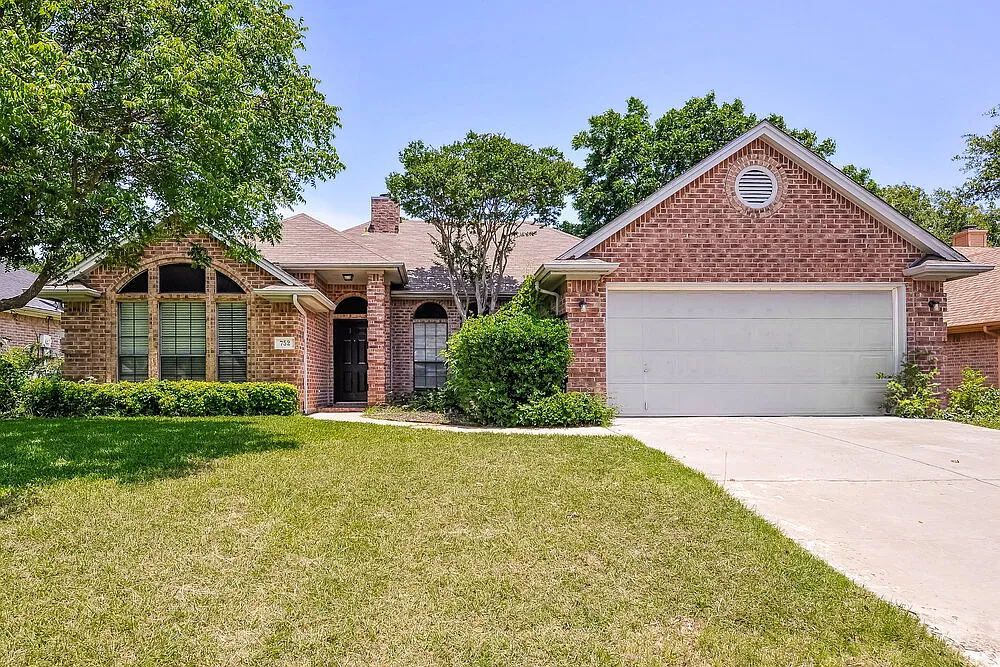 3 bed, 2.0 bath, 1710 sqft, $1,995 — Photo 1
