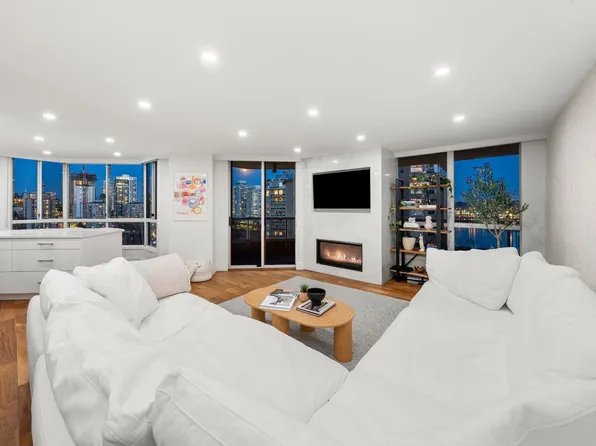 1245 Quayside Dr #1704, New Westminster, BC V3M 6J6