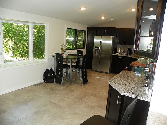 4th image of 52 Winsor Ave