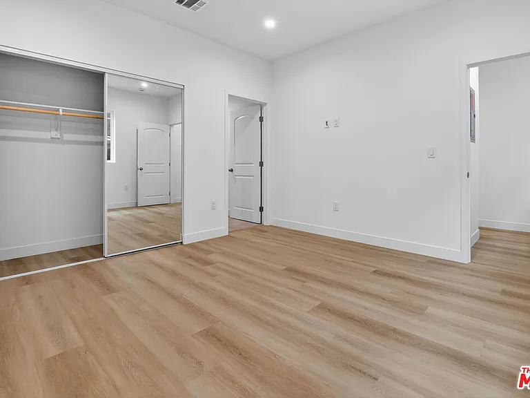 11444 Oxnard St #1/2 — Photo 46