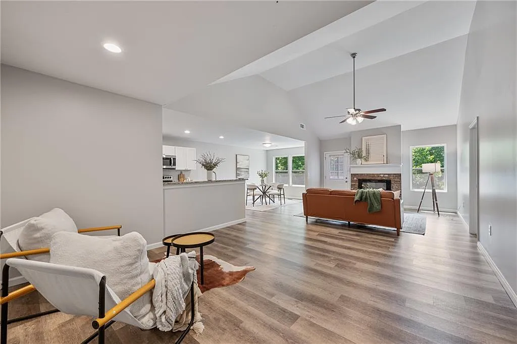 3 bed, 2.0 bath, 1584 sqft, $2,000 — Photo 3