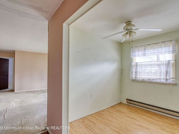 4th image of 15 Bennington Ln #B