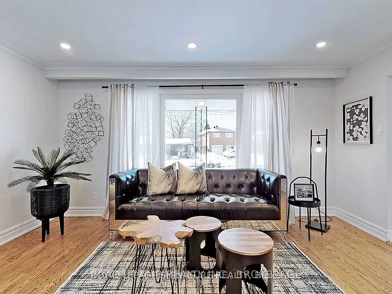 17 Baroness Cres #UPPER — Photo 4