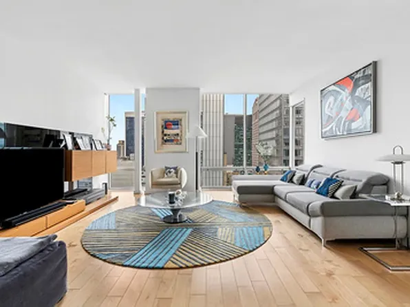 641 5th Ave #28B, New York, NY 10022