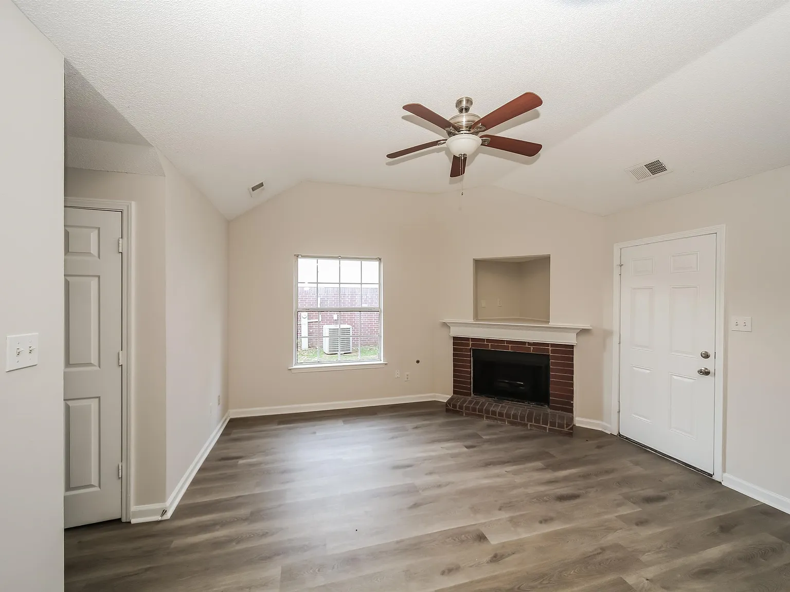 3 bed, 2.0 bath, 1498 sqft, $1,435 — Photo 4