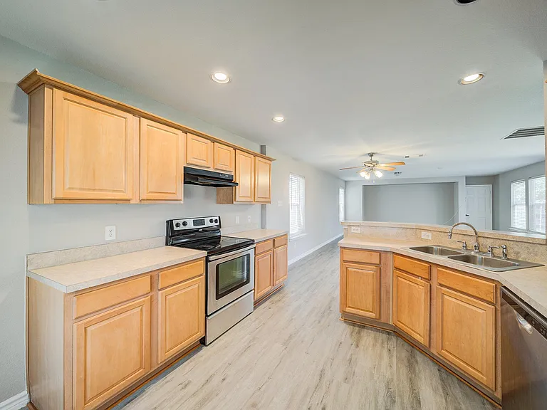 6908 Planters Row Dr — Photo 5