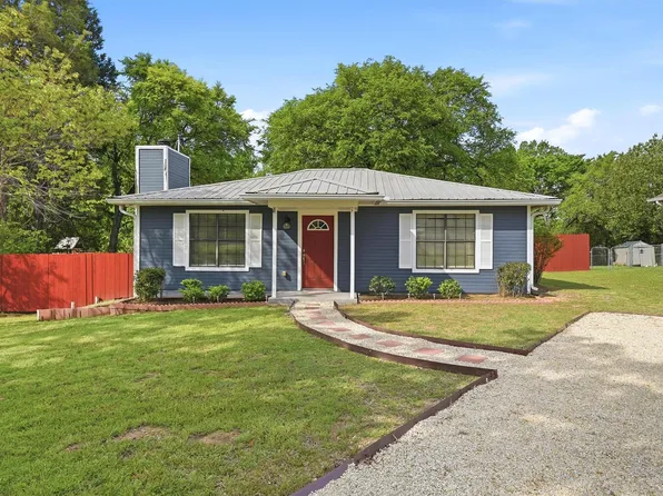 108 San Chez Dr, Lake Kiowa, TX 76240