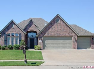1110 S Yellowood Pl, Broken Arrow, OK 74012