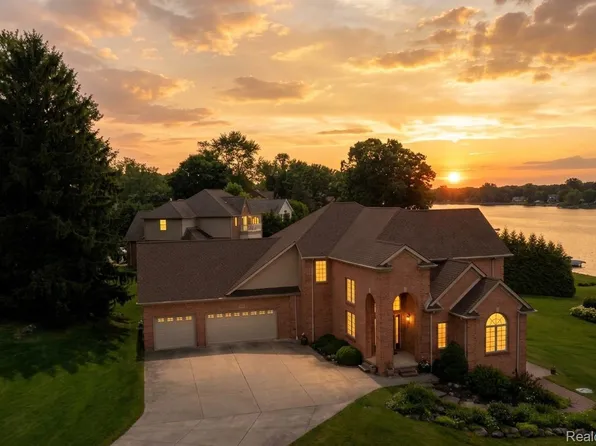 2051 Scott Lake Rd, Waterford, MI 48328